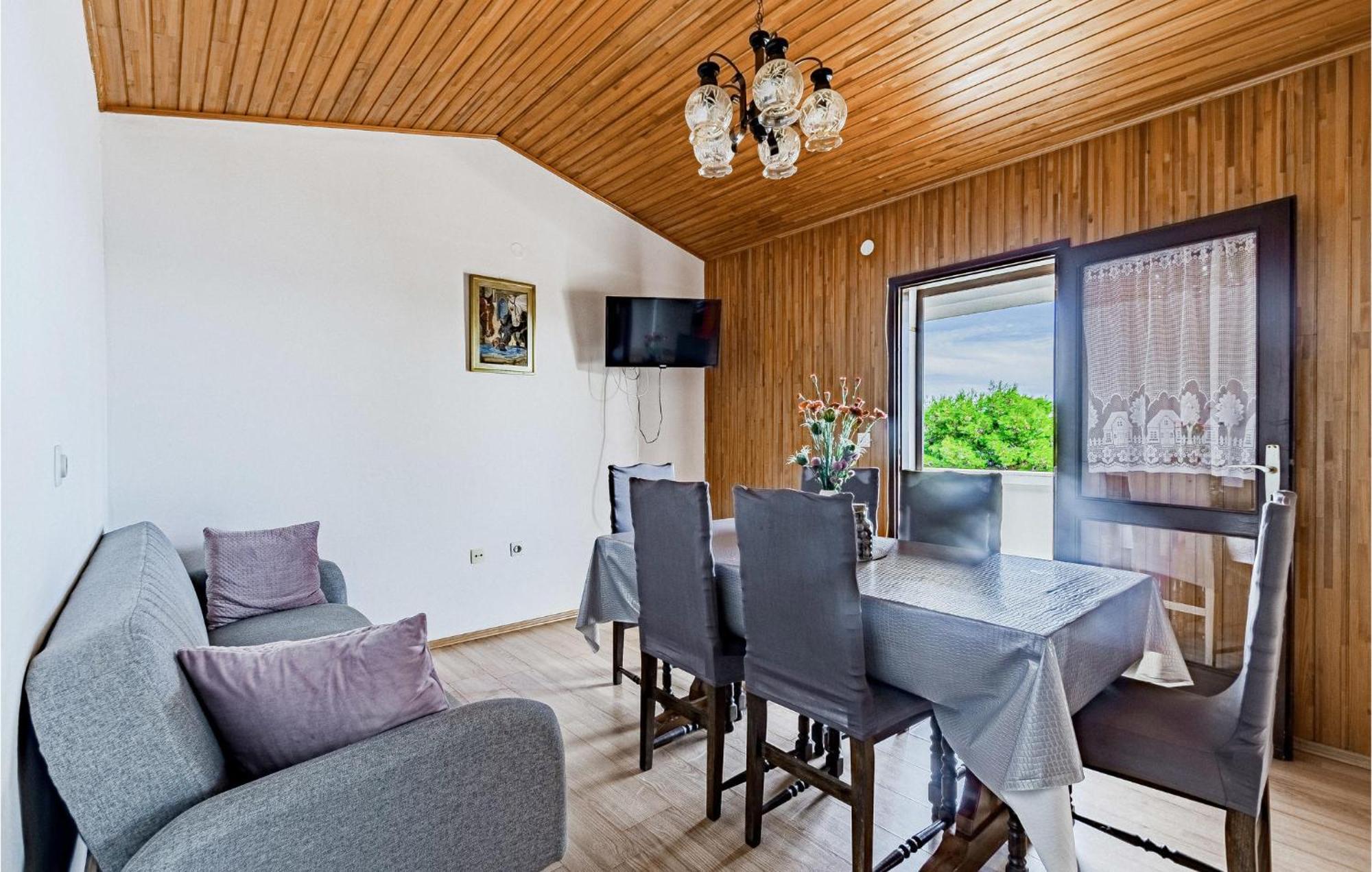 Beautiful Home In Prizba With Kitchen エクステリア 写真